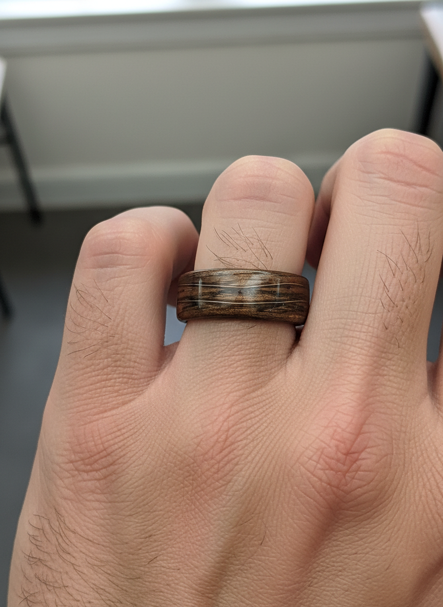Drewniany pierścionek z orzecha z miedzianą falą – ręcznie wykonywany