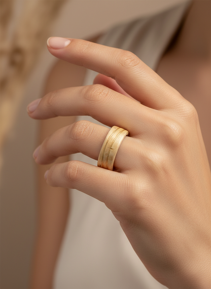 Klonowa Złota Fala – Drewniany pierścionek z ręcznie formowaną złotą wstawką