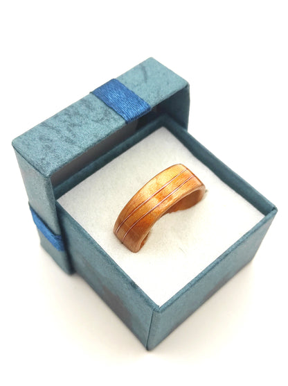 Fala Róży — pierścionek z forniru z delikatną różową falą