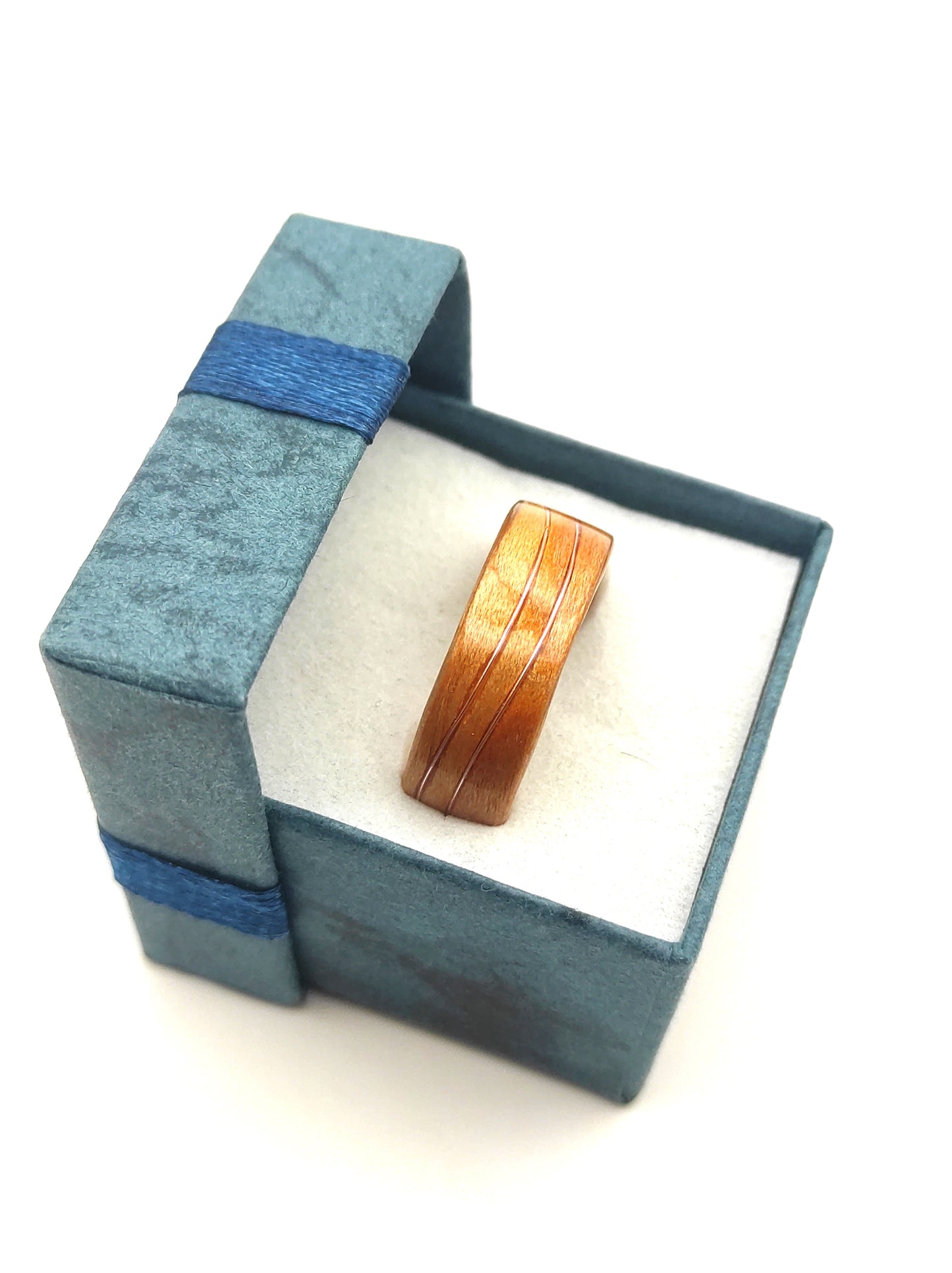 Fala Róży — pierścionek z forniru z delikatną różową falą