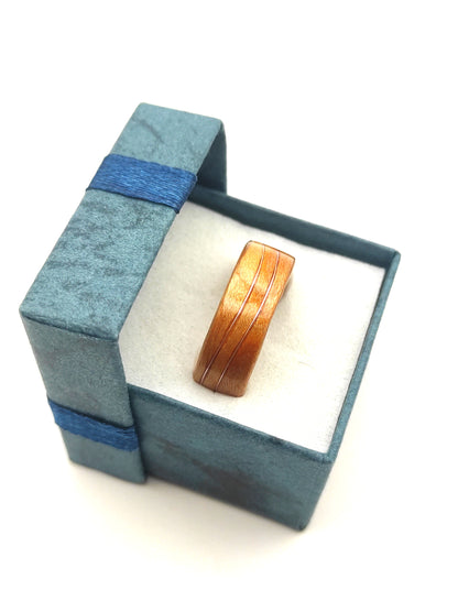 Fala Róży — pierścionek z forniru z delikatną różową falą