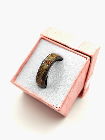 Pierścionek drewniany „Amber Fog” z bałtyckim bursztynem i mosiężnym akcentem - WoodRingsByJet