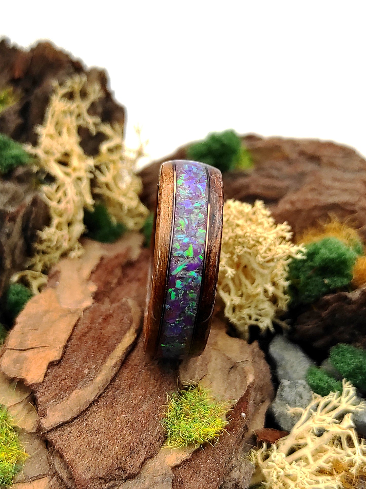 Plum Haze – Wooden Ring with Amethyst Dust and Silver Vein