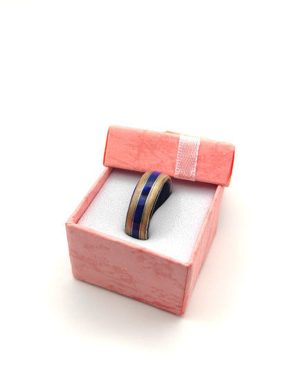 Oceaniczny Szept – pierścionek z drewna jesionu i ciemnoniebieskiego celuoidu - WoodRingsByJet