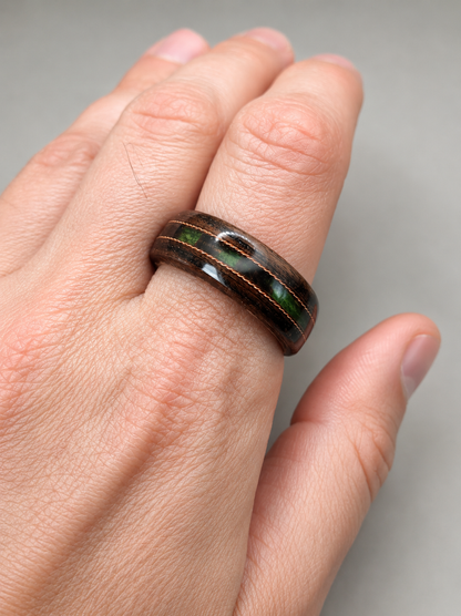 Drewniany pierścionek z zieloną żywicą i miedzianą linią – heban handmade