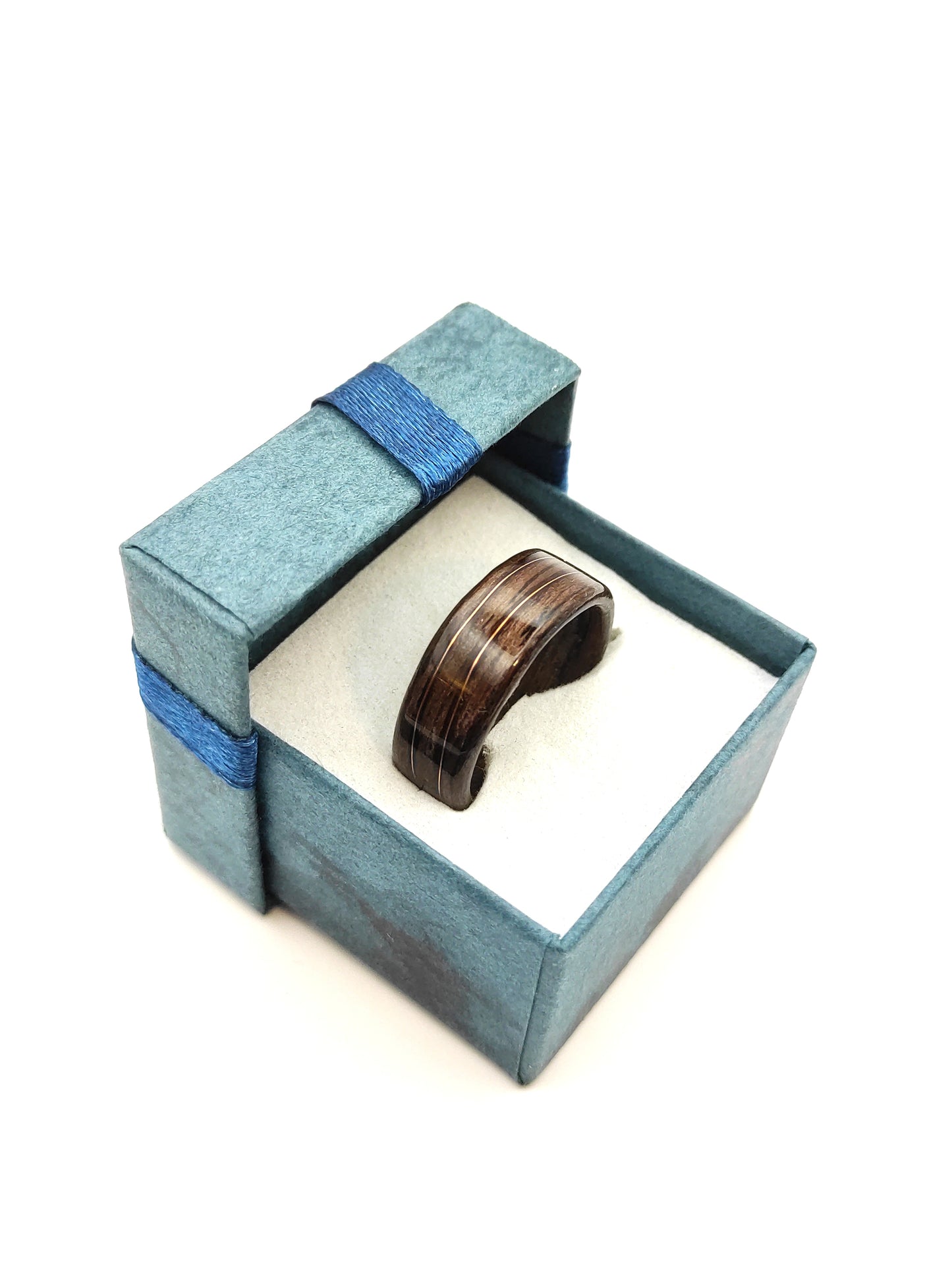 Drewniany pierścionek z orzecha z miedzianą falą – ręcznie wykonywany