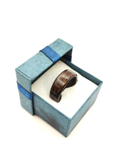 Drewniany pierścionek z orzecha z miedzianą falą – ręcznie wykonywany