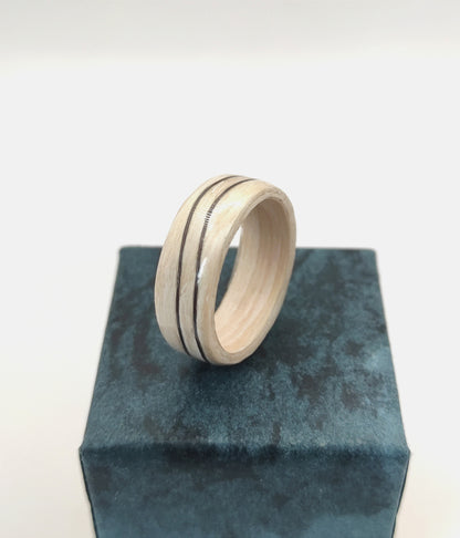 Drewniany pierścionek z bielonego dębu z czarną falą – minimalistyczna forma