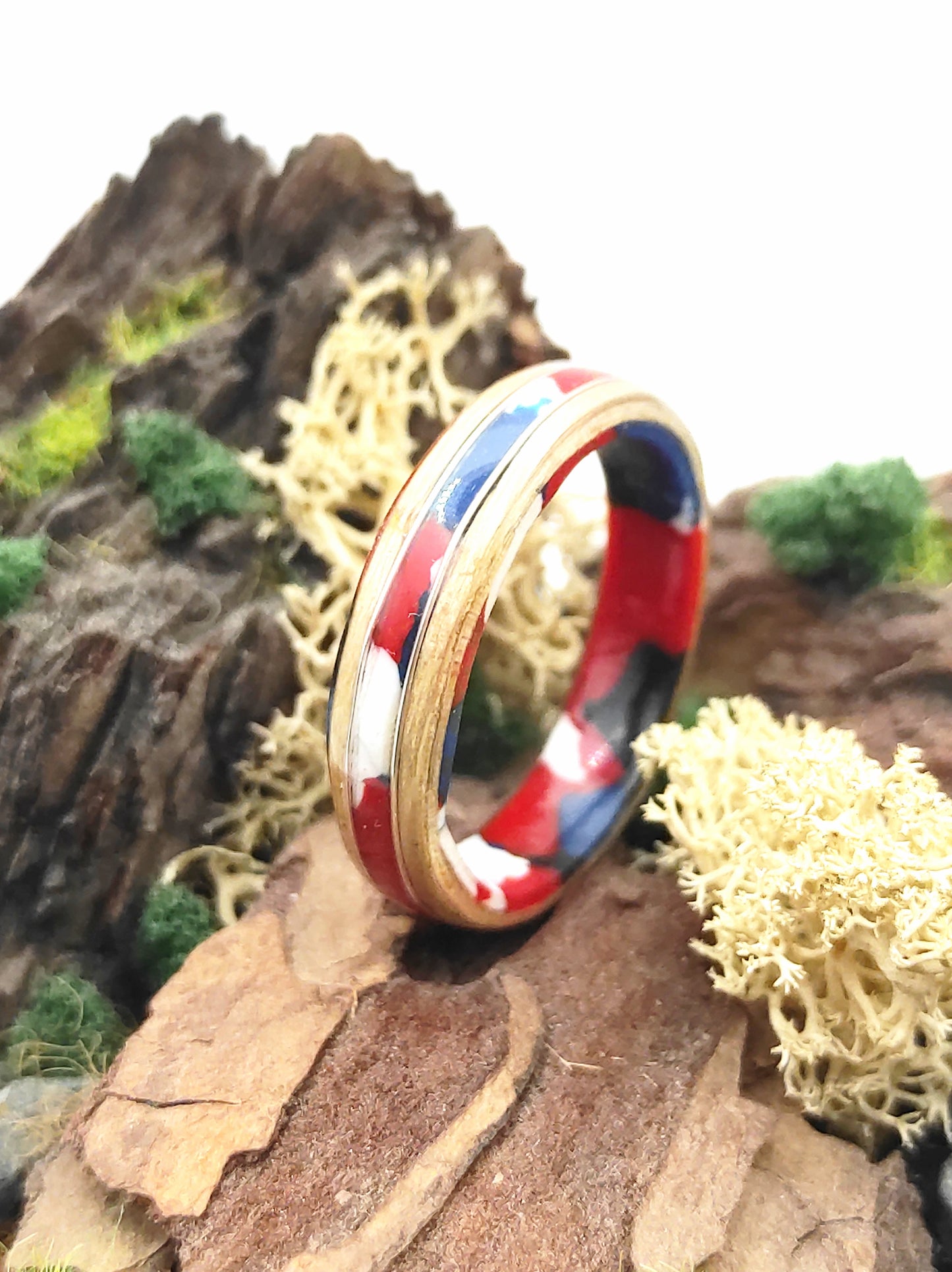 Tętno Koloru – ręcznie robiony pierścionek z drewna bukowego z kolorowym celuloidem