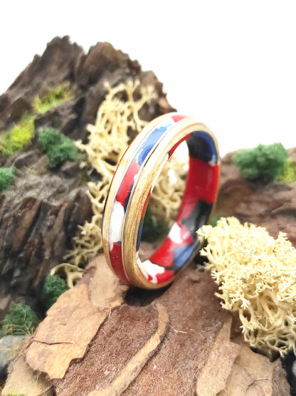 Tętno Koloru – ręcznie robiony pierścionek z drewna bukowego z kolorowym celuloidem