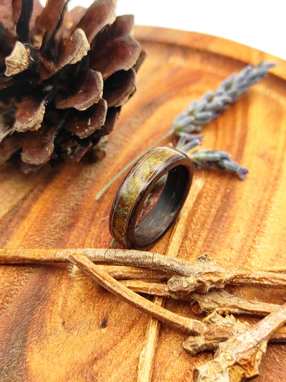 Pierścionek drewniany „Amber Fog” z bałtyckim bursztynem i mosiężnym akcentem - WoodRingsByJet