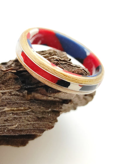 Tętno Koloru – ręcznie robiony pierścionek z drewna bukowego z kolorowym celuloidem