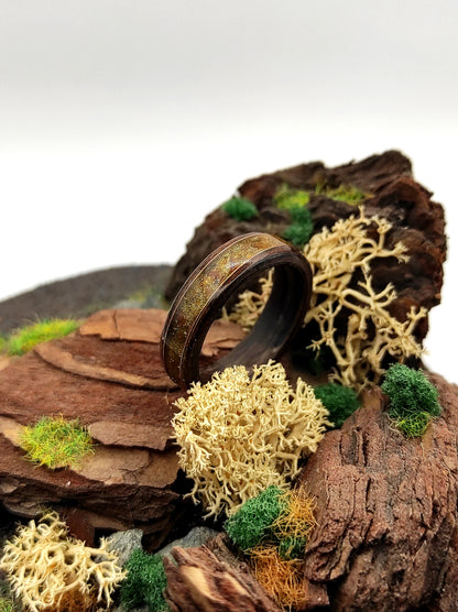 Pierścionek drewniany „Amber Fog” z bałtyckim bursztynem i mosiężnym akcentem - WoodRingsByJet