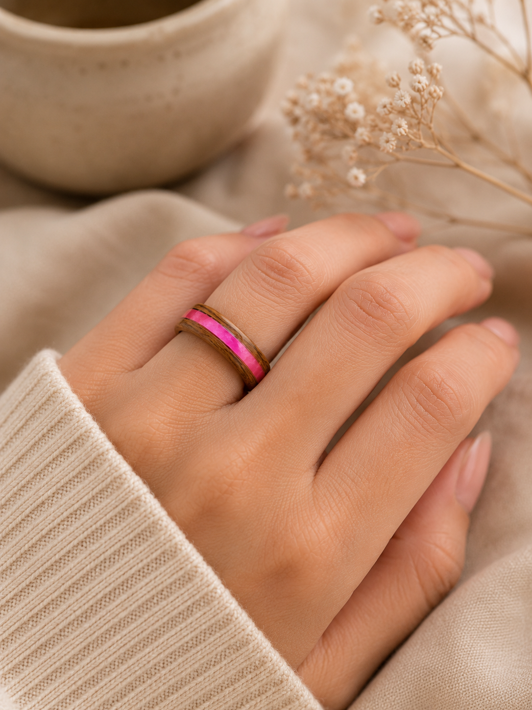 Drewniany pierścionek z różową wstawką – zebrano handmade