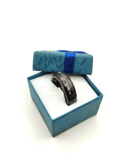 Korzeń Nocy - pierścionek z wenge i grafitowym celuoidem - WoodRingsByJet