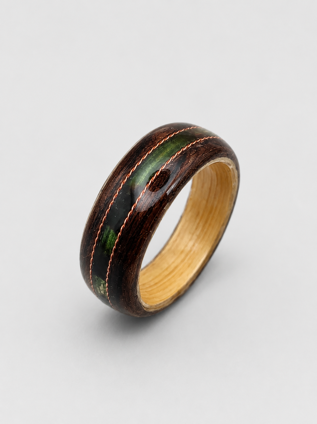 Drewniany pierścionek z zieloną żywicą i miedzianą linią – heban handmade