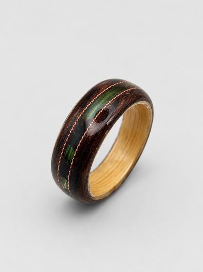 Drewniany pierścionek z zieloną żywicą i miedzianą linią – heban handmade