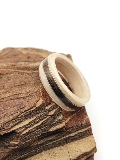 Pierścionek drewniany z bielonego dębu z falą z hebanu