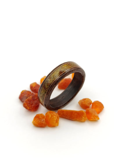 Pierścionek drewniany „Amber Fog” z bałtyckim bursztynem i mosiężnym akcentem - WoodRingsByJet