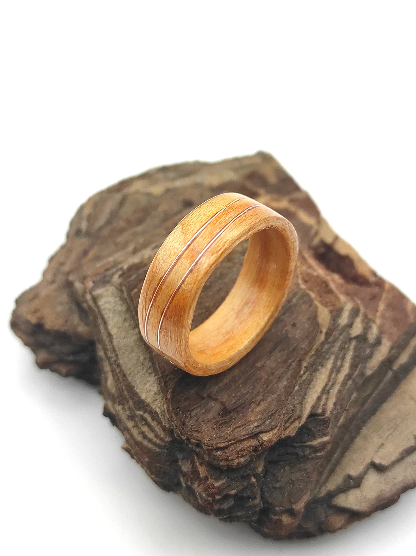 Fala Róży — pierścionek z forniru z delikatną różową falą