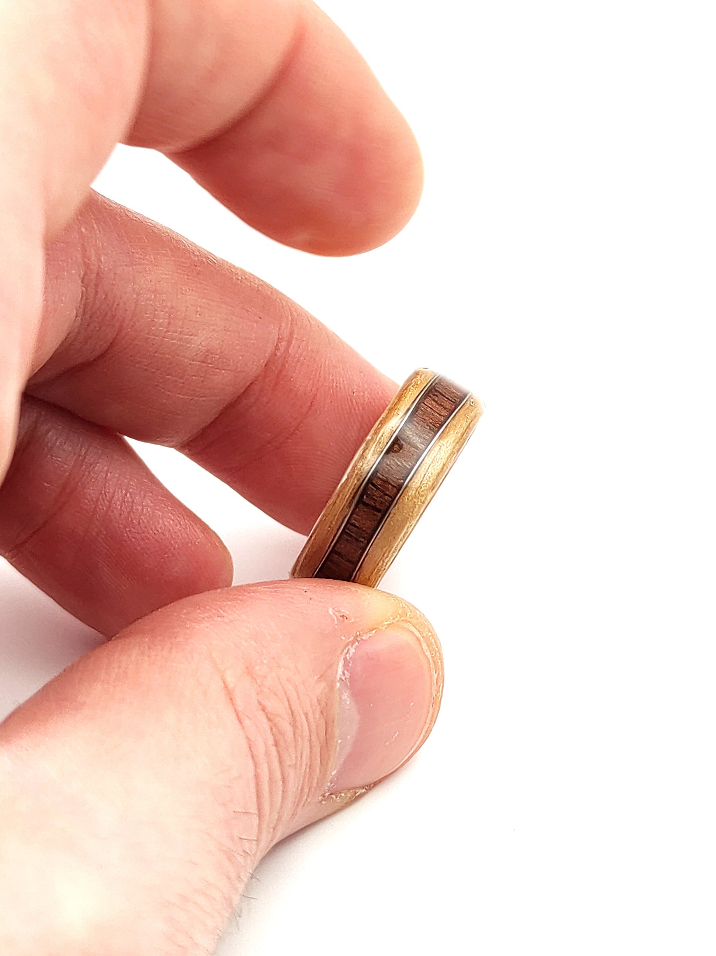 Drewniany pierścionek z jesionu z falą z palisandru i srebrnym drucikiem