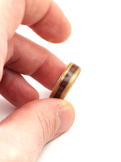 Drewniany pierścionek z jesionu z falą z palisandru i srebrnym drucikiem