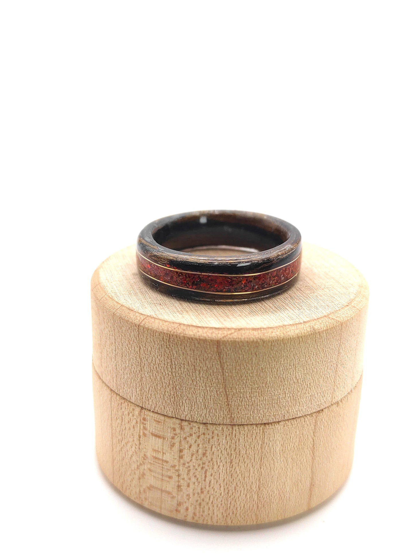Pierścionek drewniany z czerwonym opalem – heban 3D